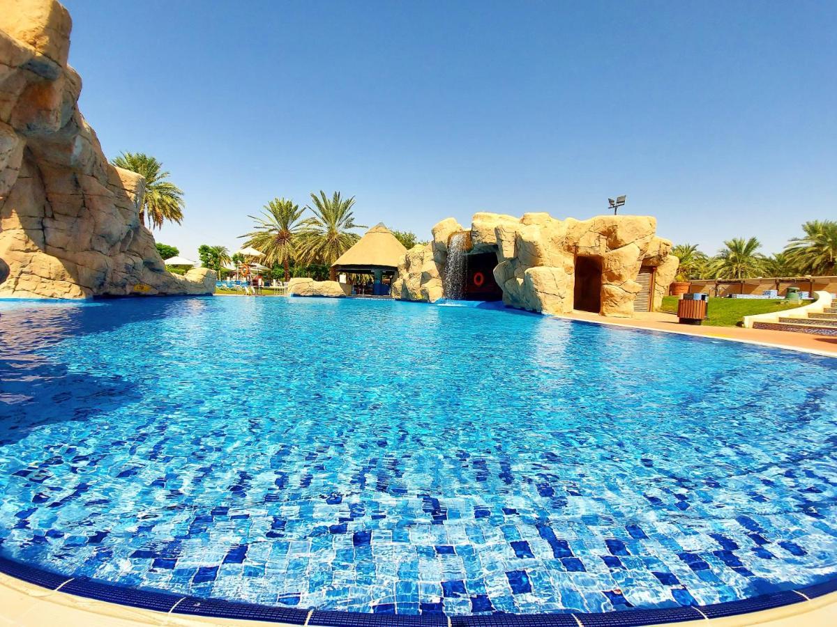 Danat Al Ain Resort מראה חיצוני תמונה The swimming pool at the resort