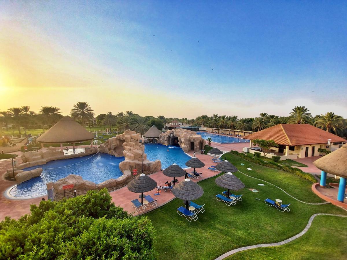 Danat Al Ain Resort מראה חיצוני תמונה The resort's pool area