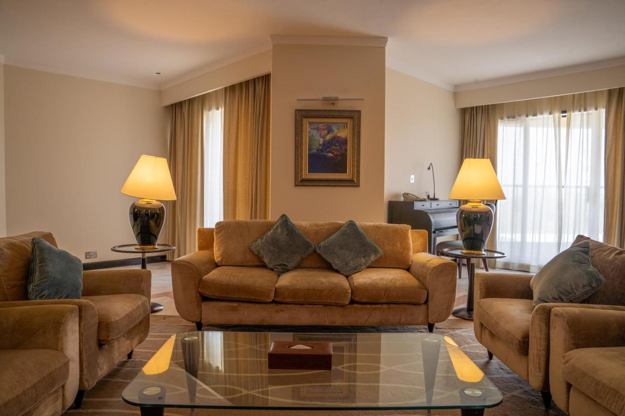 Danat Al Ain Resort מראה חיצוני תמונה A living room in a suite at the hotel
