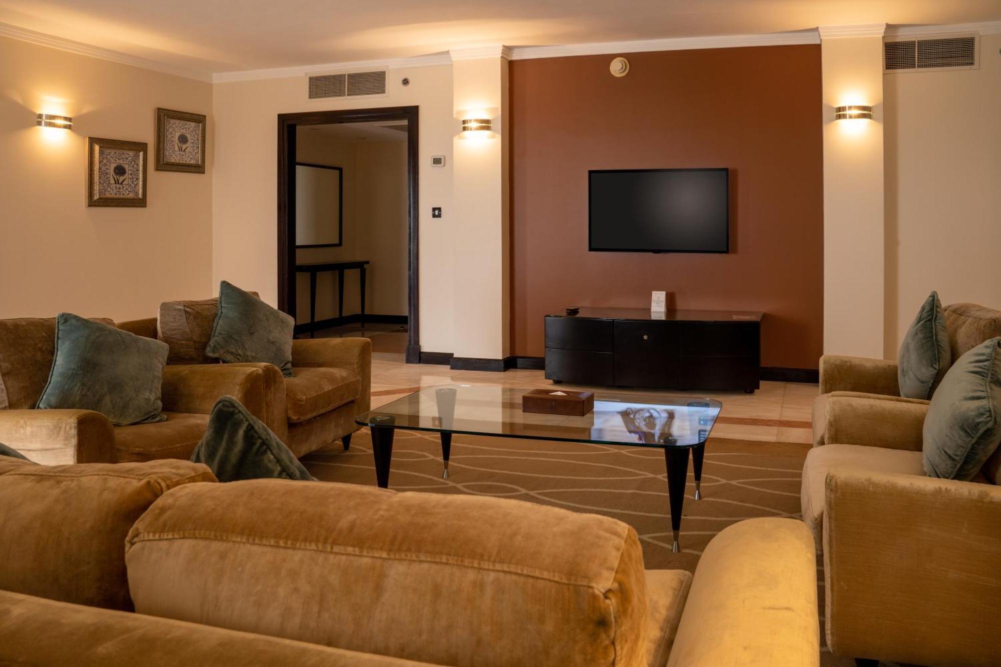 Danat Al Ain Resort מראה חיצוני תמונה A living room in a suite at the Taj Mahal Palace, Mumbai