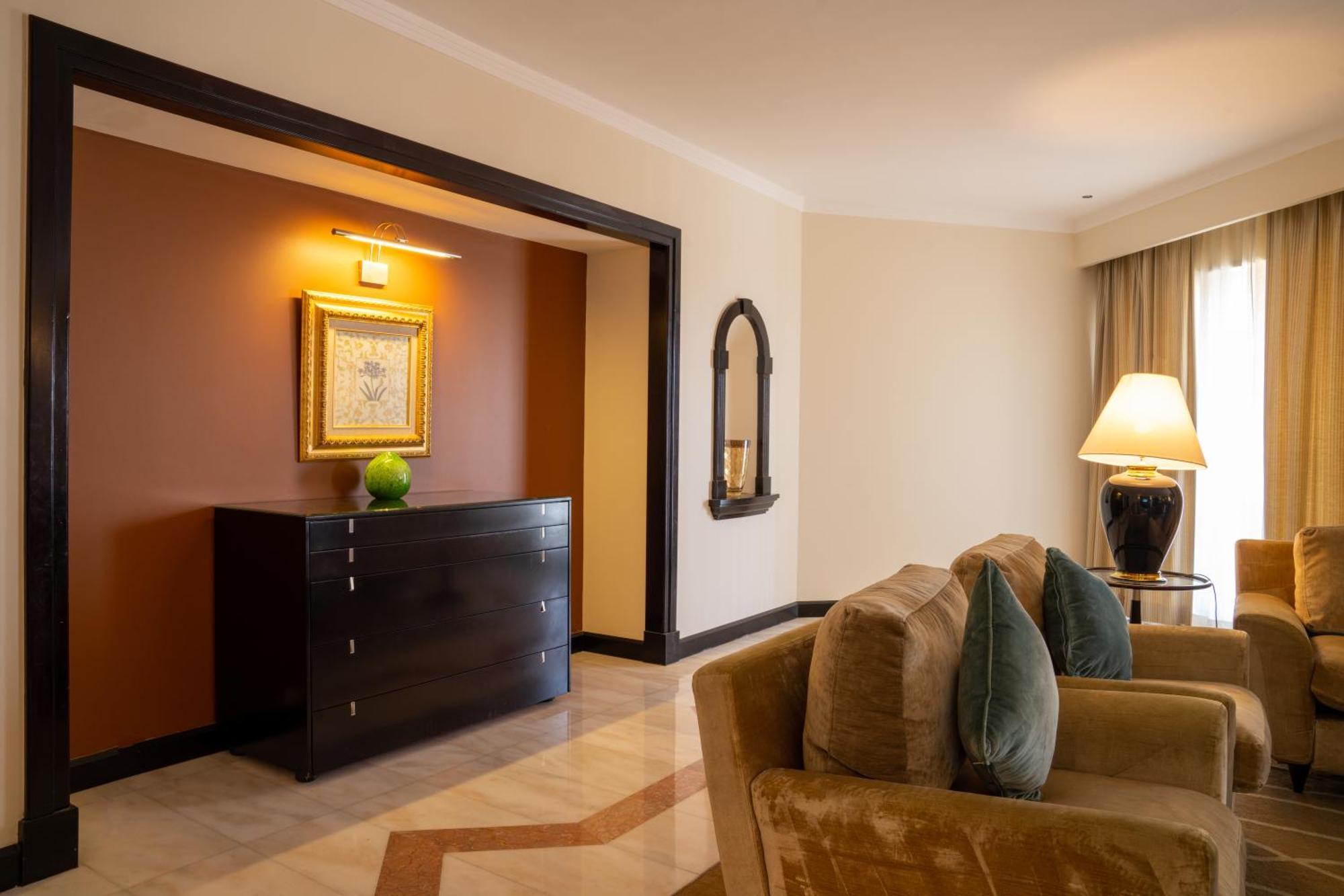 Danat Al Ain Resort מראה חיצוני תמונה A suite at the Taj Mahal Palace, Mumbai