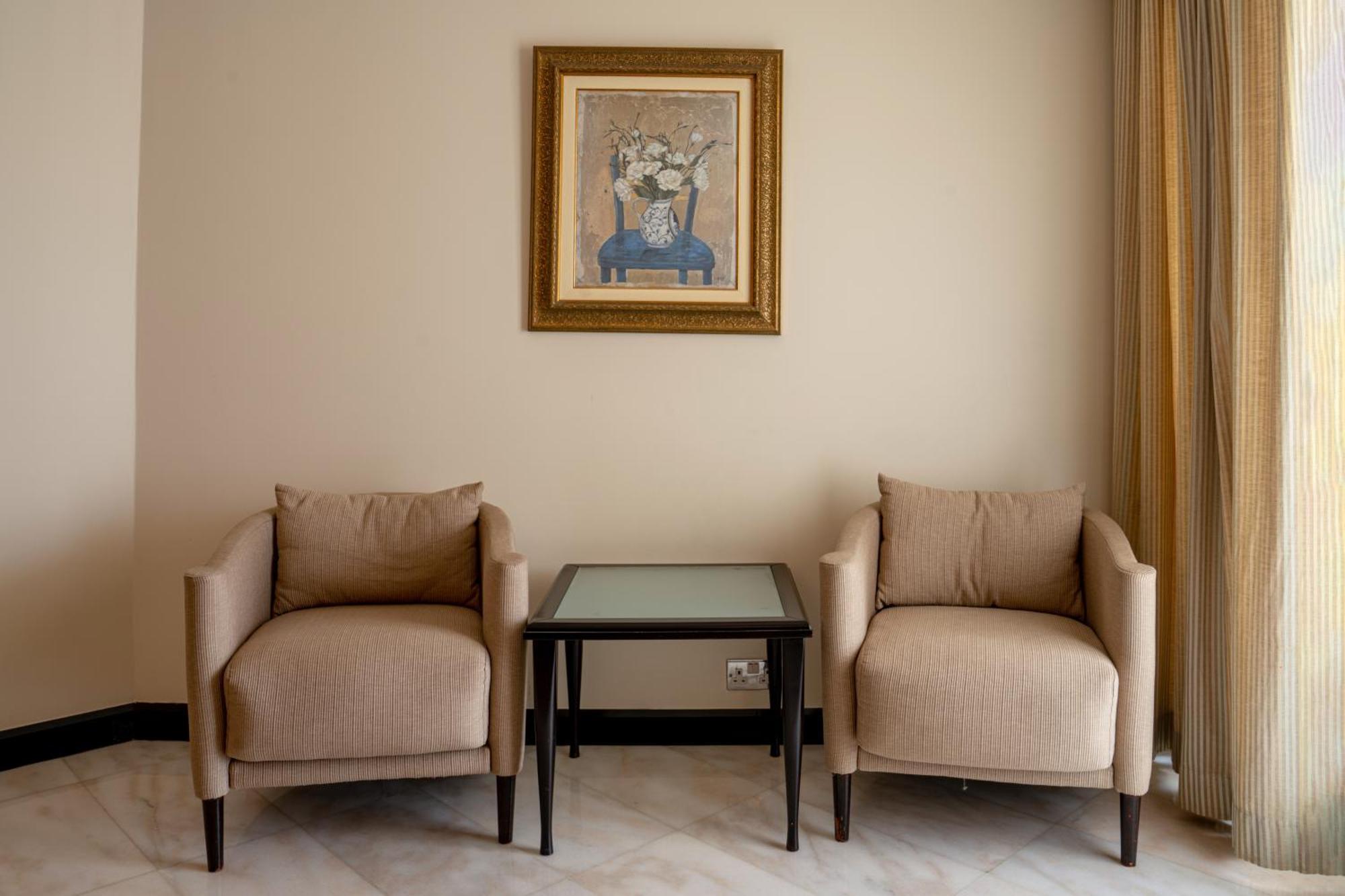 Danat Al Ain Resort מראה חיצוני תמונה Two club chairs
