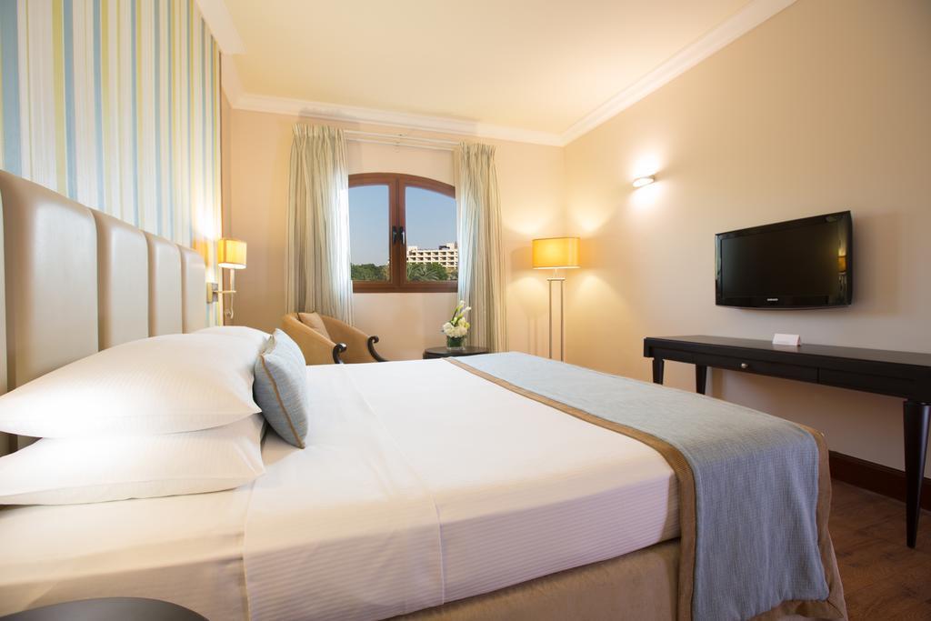 Danat Al Ain Resort מראה חיצוני תמונה A room at the hotel
