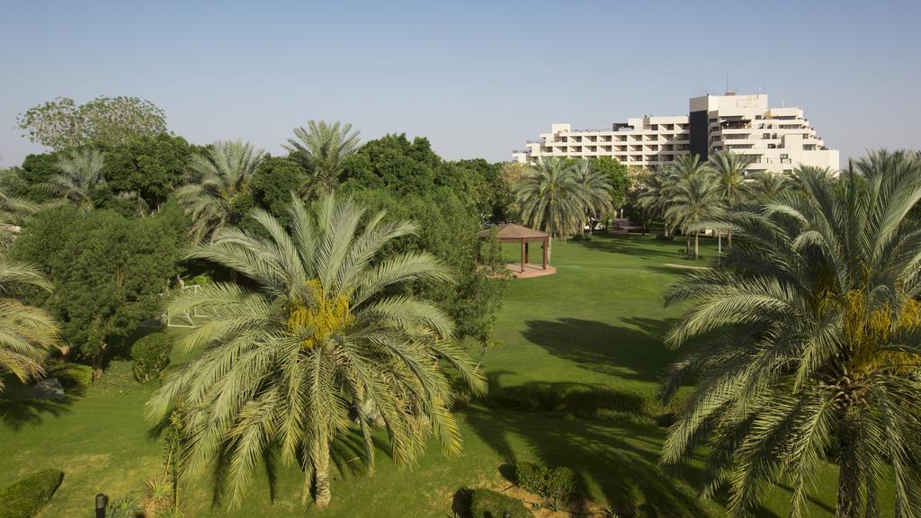 Danat Al Ain Resort מראה חיצוני תמונה The green of the 18th hole