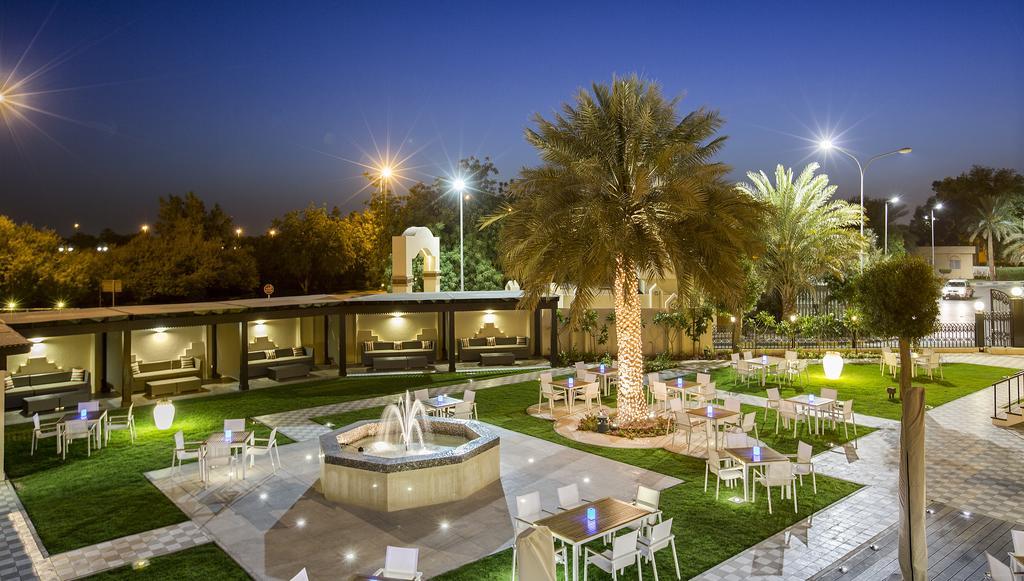 Danat Al Ain Resort מראה חיצוני תמונה The park at night