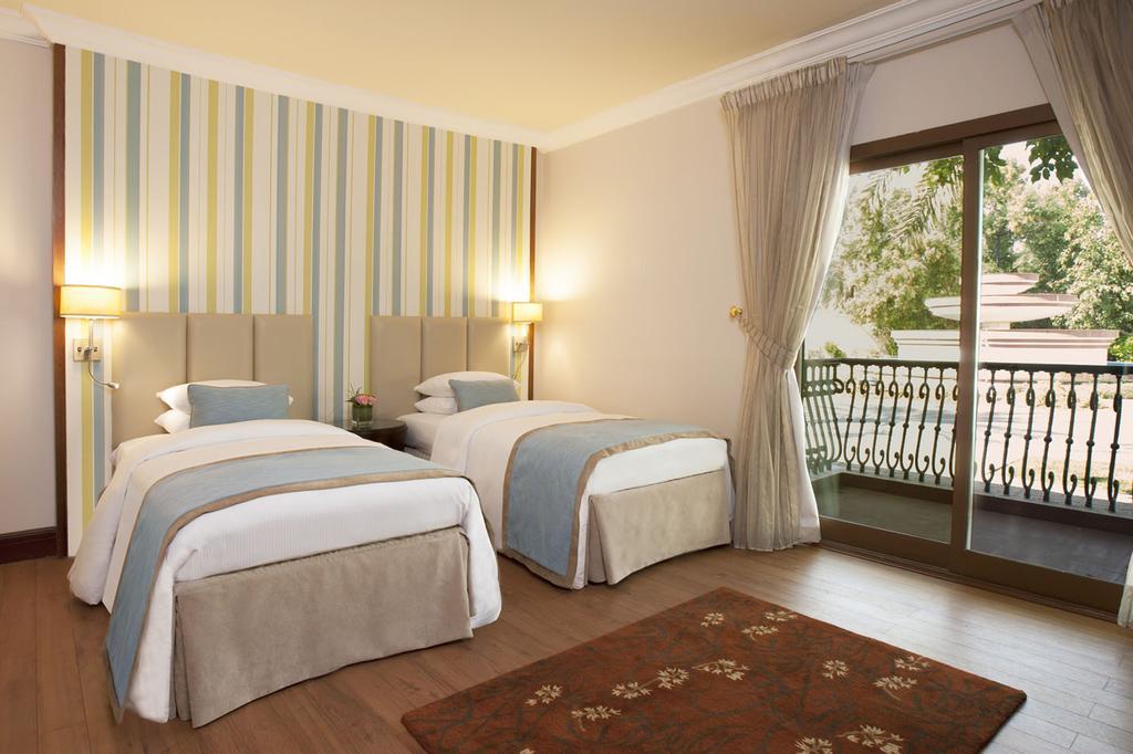 Danat Al Ain Resort מראה חיצוני תמונה A room at the hotel