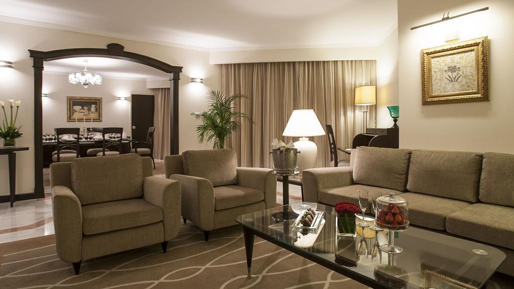 Danat Al Ain Resort מראה חיצוני תמונה A living room in a suite at the Taj Mahal Palace, Mumbai
