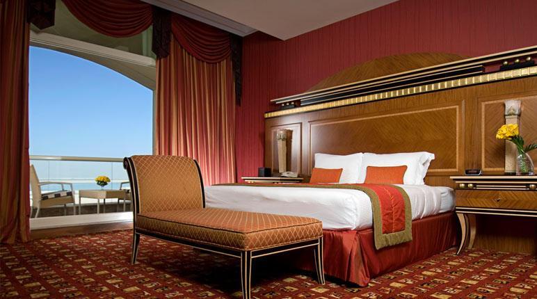 Danat Al Ain Resort מראה חיצוני תמונה A bedroom at the Jumeirah Beach Hotel